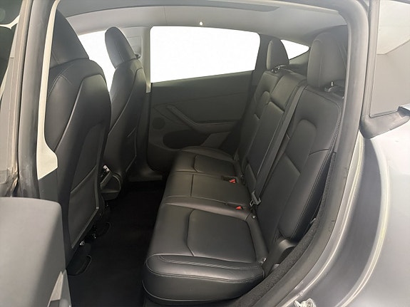 Tesla Model Y 18 of 30
