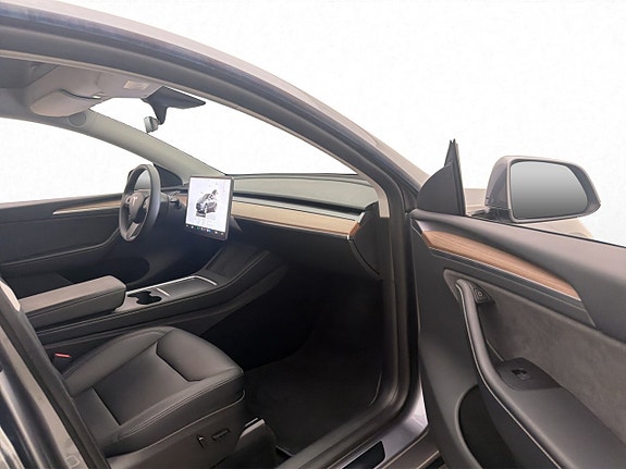 Tesla Model Y 17 of 30