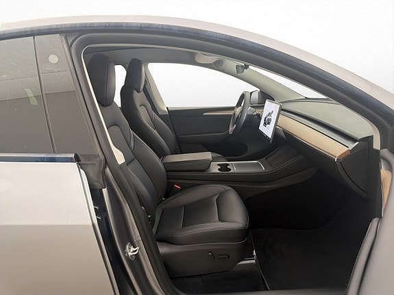 Tesla Model Y 16 of 30