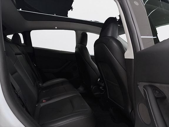 Tesla Model Y 10 of 19