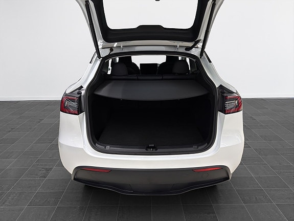 Tesla Model Y 16 of 19