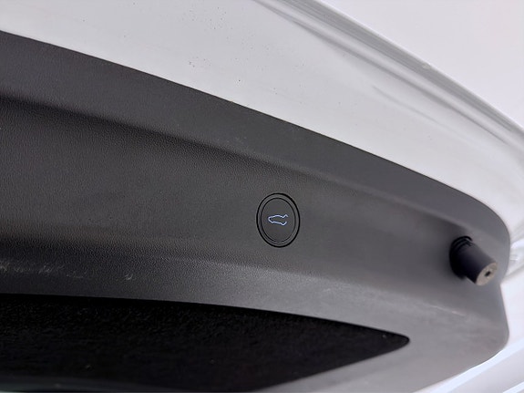 Tesla Model Y 17 of 19