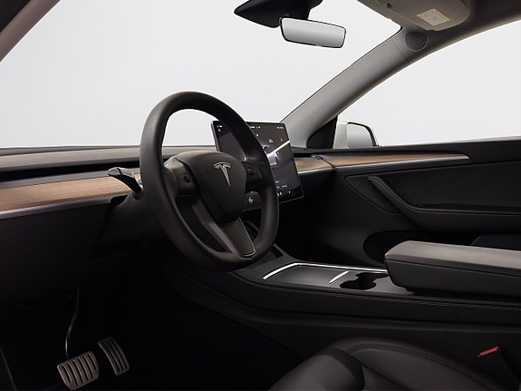 Tesla Model Y 9 of 19