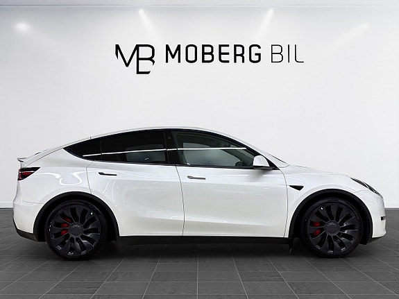 Tesla Model Y 4 of 19