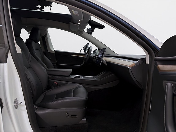 Tesla Model Y 15 of 19