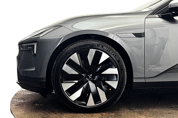 Polestar 4 10 of 30