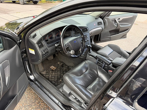 Volvo V70 3 of 4