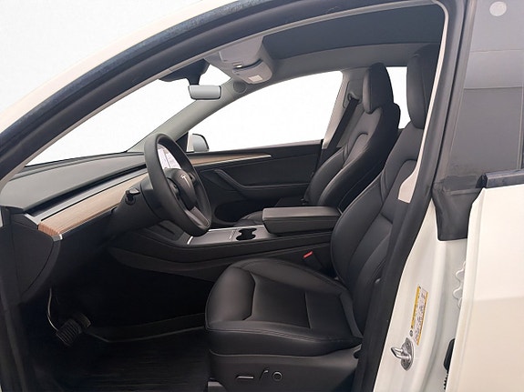 Tesla Model Y 13 of 30