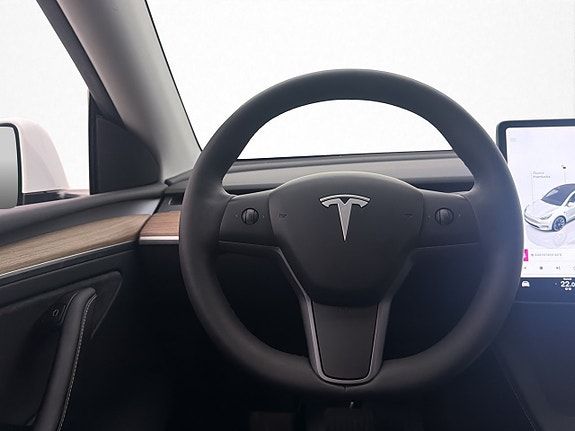Tesla Model Y 16 of 30