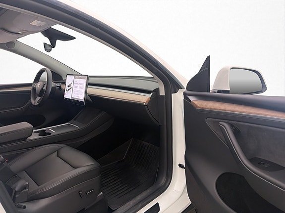 Tesla Model Y 29 of 30