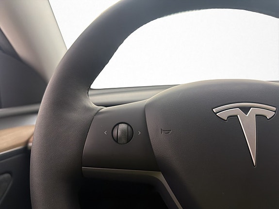 Tesla Model Y 17 of 30