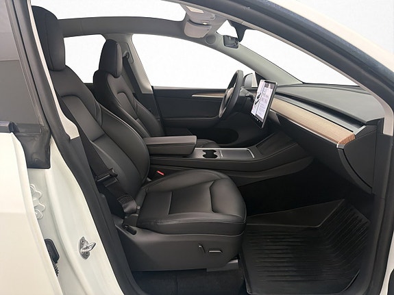 Tesla Model Y 28 of 30