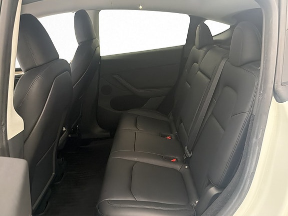 Tesla Model Y 27 of 30