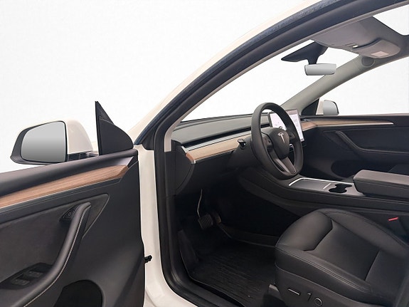 Tesla Model Y 12 of 30