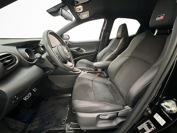 Toyota Yaris 12 of 30