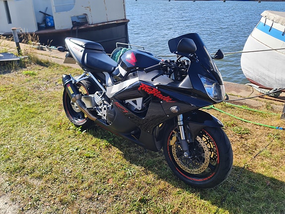 Honda CBR900RR Fireblade 2 of 7