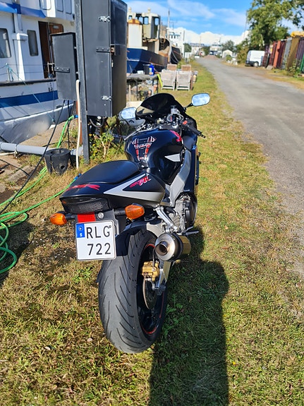 Honda CBR900RR Fireblade 4 of 7