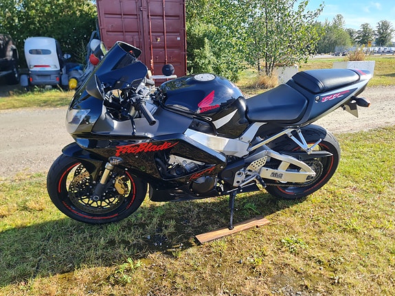 Honda CBR900RR Fireblade 3 of 7