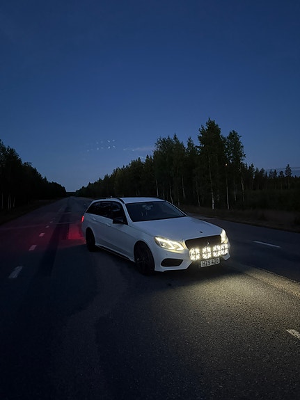 Mercedes-Benz E220 4 of 4