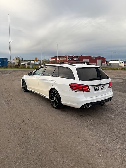 Mercedes-Benz E220 2 of 4