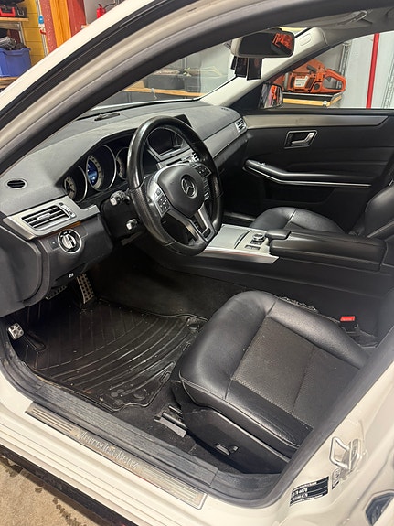 Mercedes-Benz E220 3 of 4