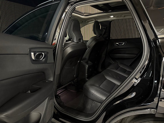 Volvo XC60 13 of 30