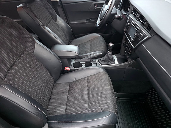 Toyota Auris 12 of 24