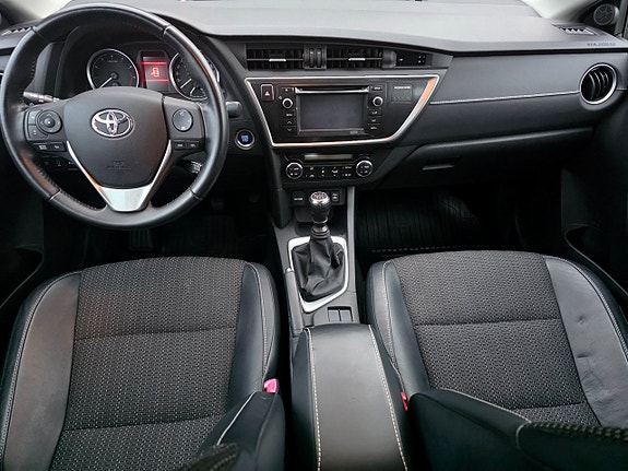 Toyota Auris 13 of 24