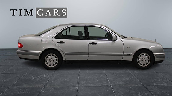 Mercedes-Benz E200 3 of 9