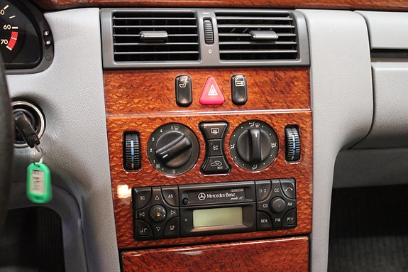 Mercedes-Benz E200 7 of 9