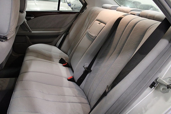 Mercedes-Benz E200 8 of 9