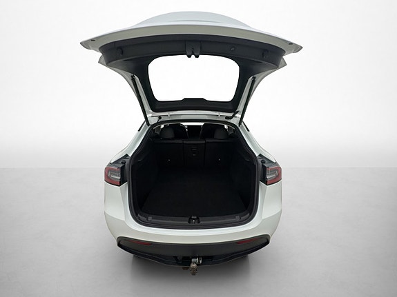 Tesla Model Y 26 of 30