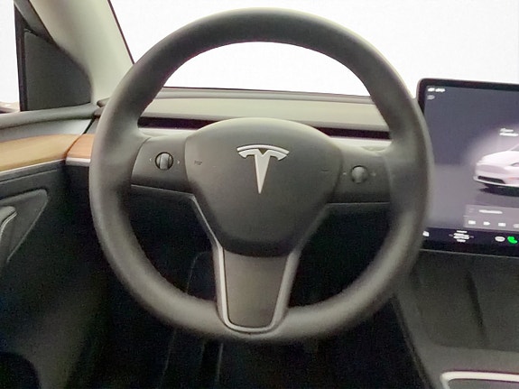 Tesla Model Y 16 of 30