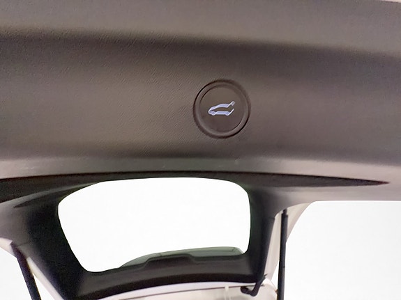 Tesla Model Y 27 of 30