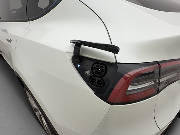 Tesla Model Y 28 of 30