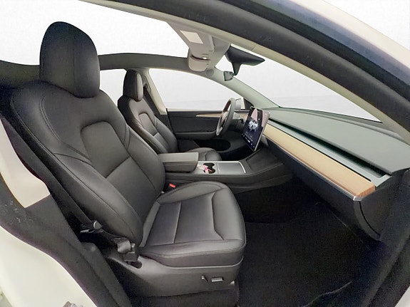 Tesla Model Y 24 of 30