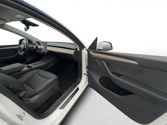 Tesla Model Y 23 of 30