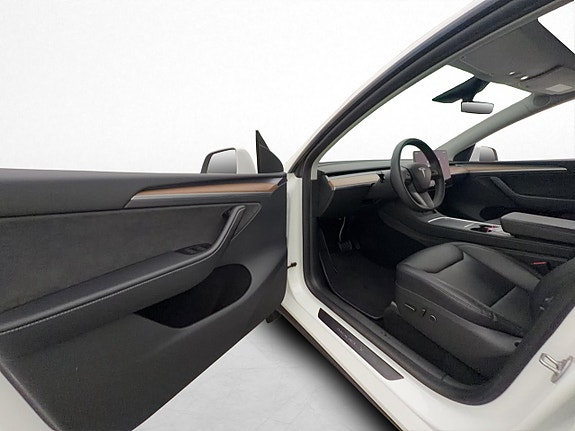 Tesla Model Y 12 of 30