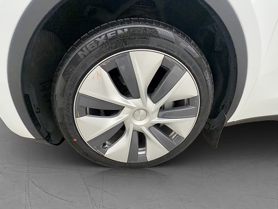 Tesla Model Y 29 of 30