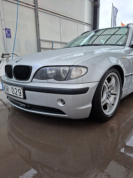 BMW 320i 2 of 10