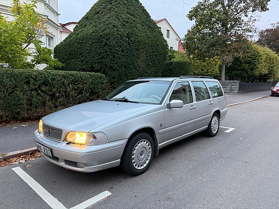 Volvo V70 2 of 11