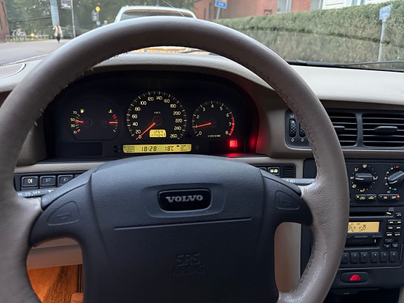 Volvo V70 7 of 11