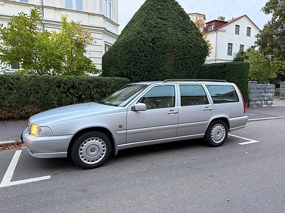 Volvo V70 3 of 11