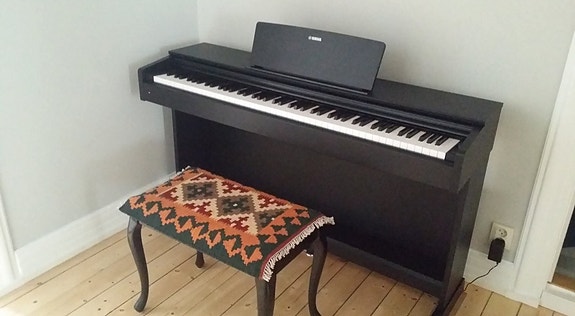 Yamaha digitalpiano svart