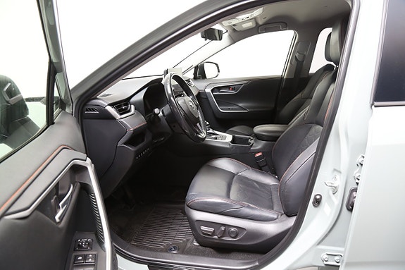 Toyota RAV4 8 of 14