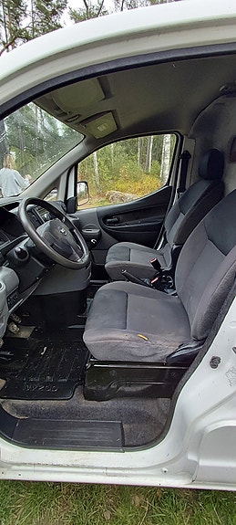 Nissan NV200 3 of 5