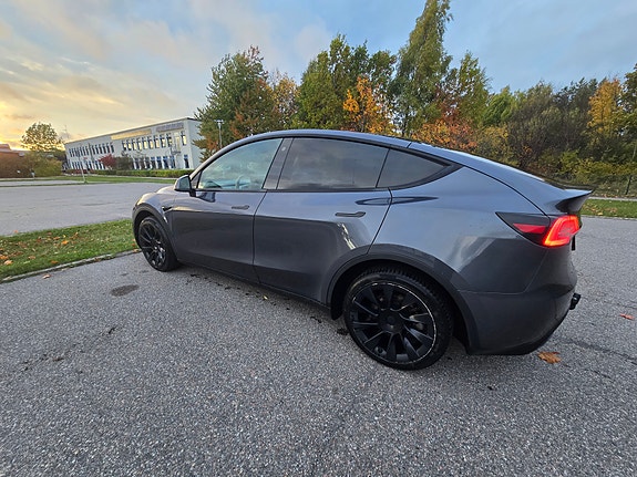Tesla Model Y 3 of 5