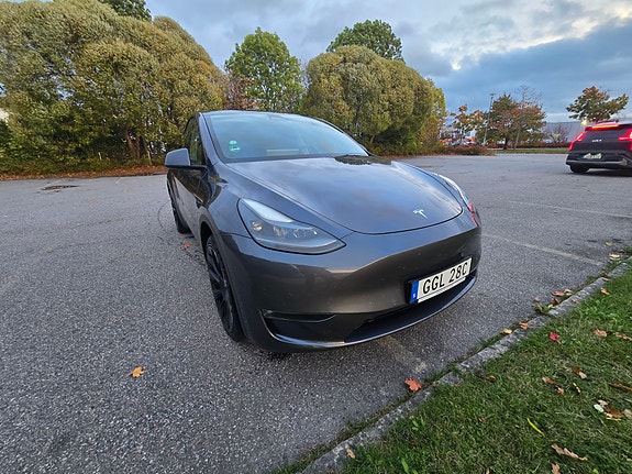 Tesla Model Y 2 of 5