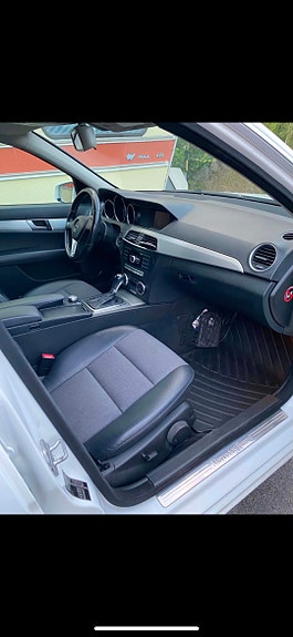 Mercedes-Benz C220 6 of 7