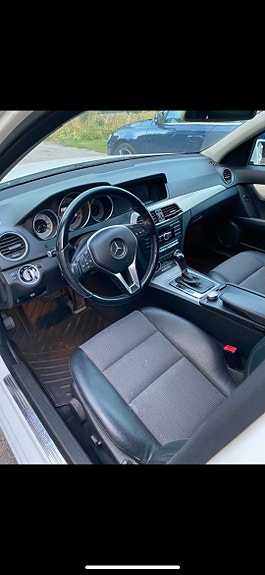 Mercedes-Benz C220 5 of 7